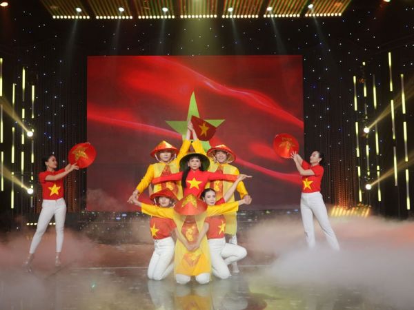 Anna Yến Phượng gây chú ý với lời chia sẻ về con đường nghệ thuật - sản phẩm sắp ra mắt mang tên "Tôi yêu Việt Nam" đáng được kỳ vọng